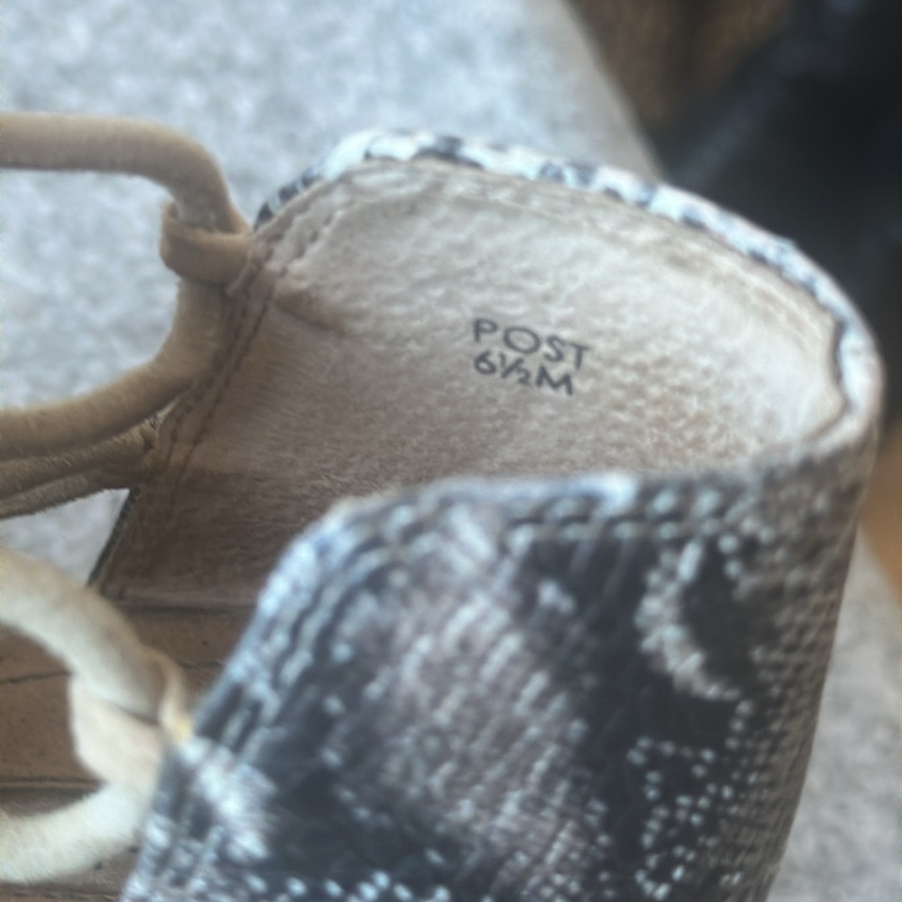 Tahari - Suede Peep Toe Block Heel Bootie Size 6.5 - Picture 7 of 7